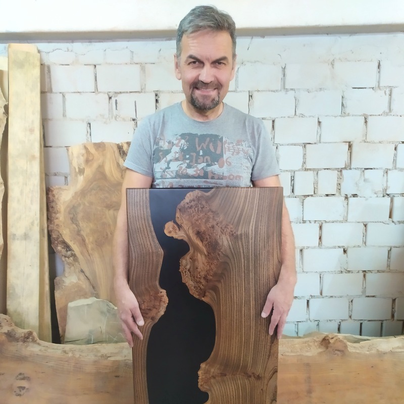 Стол из карагача с матовой рекой чёрного цвета