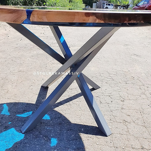 Круглый стол-река на металлическом подстолье в стиле лофт
