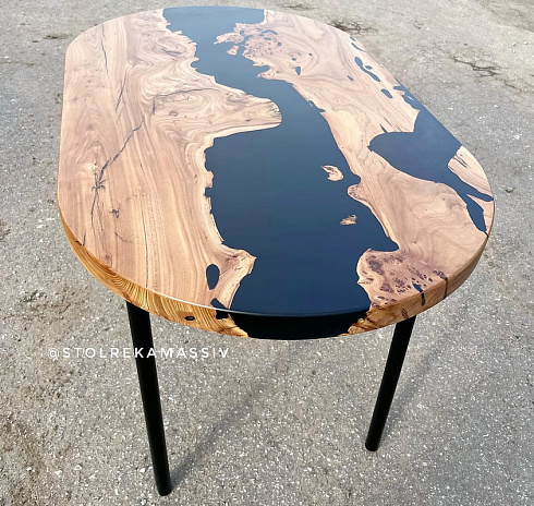 Стол из карагача и смолы